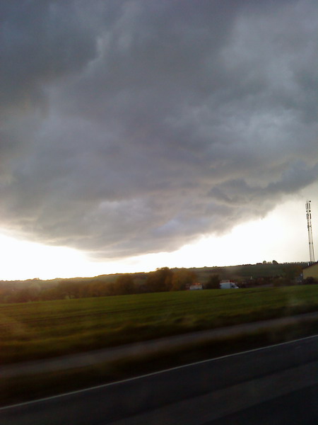 Stor moerk sky haenger over markerne