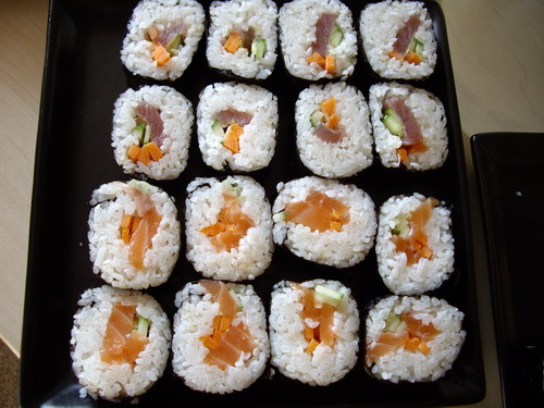 En farverig tallerken med maki ruller
