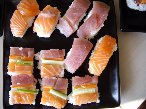 Nigiri ruller Ã¸verst pÃ¥ billedet og presset sushi nederst