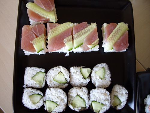 Maki ruller nederst og presset sushi Ã¸verst