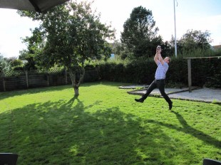 Amerikansk fodbold i haven.