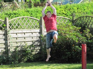 Jan hænger i luften efter at have grebet den amerikanske fodbold