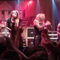 Tre af de fire medlemmer i Steel Panther