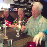Far er glad for hans isdessert!