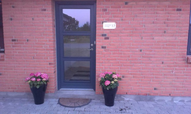 De store krukker pynter ved hoveddøren