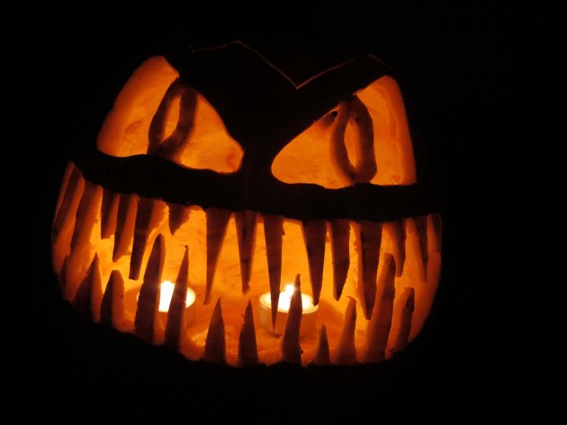 Halloween græskar med mange tænder